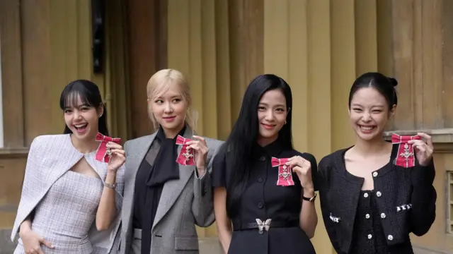 ရာသီဥတုပြောင်းလဲမှုတိုက်ဖျက်မှုအရေး ကြိုးပမ်းမှုကို အသိအမှတ်ပြုတဲ့အနေနဲ့ ချားစ်ဘုရင် ချီးမြှင့်တဲ့ MBE ဆုယူပြီးတွေ့ရတဲ့ Blackpink အဖွဲ့