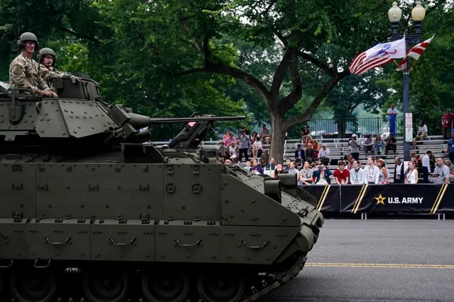 Un tanque avanza por Constitution Avenue, en Washington D.C.