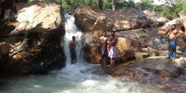 தேங்காய் உருளி அருவி