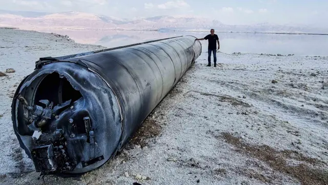 İran'ın İsrail'e saldırısının ardından Ölü Deniz kıyısında bulunan bir balistik füze