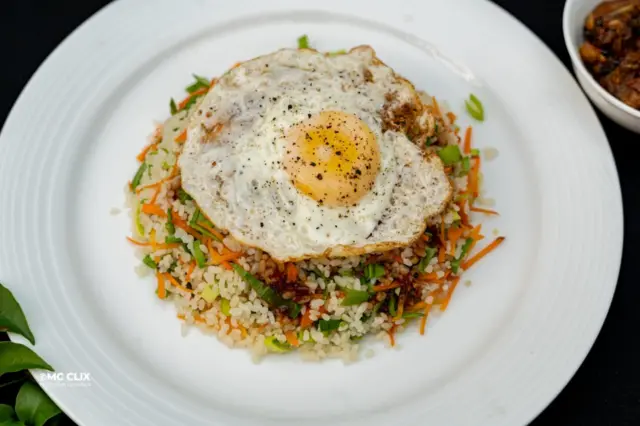 විශ්වවිද්‍යාලයේ සිටින ශිෂ්‍යයින්ට, අධ්‍යයන - අනධ්‍යයන කාර්ය මණ්ඩලවලට මෙන් ම, විශ්වවිද්‍යාලයට පිටින් පැමිණෙන අමුත්තන්නට පවා මෙහි ආහාර රස විඳීමට අවස්ථාව සලසා තිබේ.