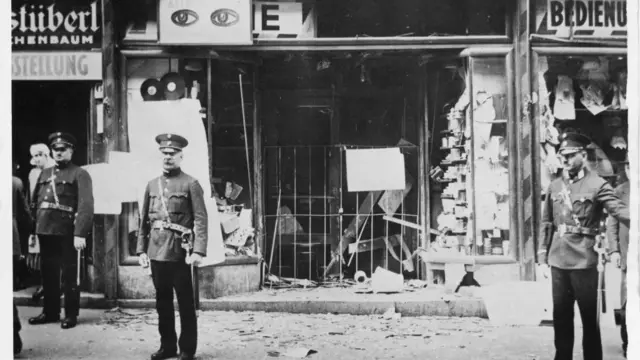 Fotobet365 compreto e branco mostra policiaisbet365 comfrente a destroçosbet365 comloja