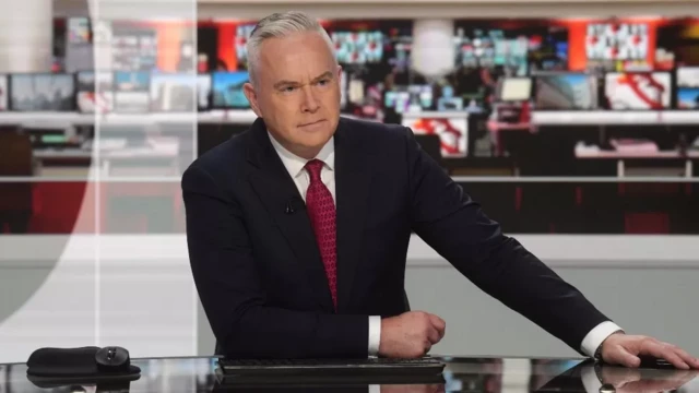 Huw Edwards sentadocasa de aposta esportebancada da BBC