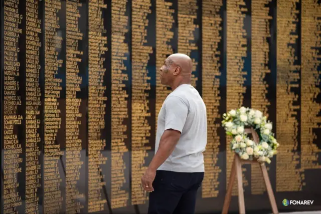La légende Mike Tyson en recueillement devant le mémorial