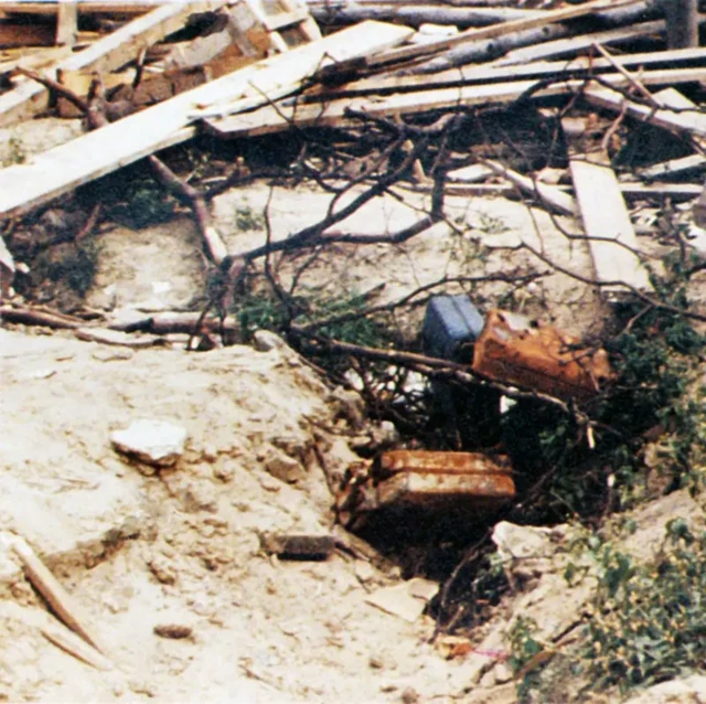 محلی که ظاهرا بقایای هیتلر و همسرش اوا براون پیدا شد، جایی شبیه یک گودال و تکه‌های چوب فرو ریخته سه شی شبیه چمدانهای کوچک