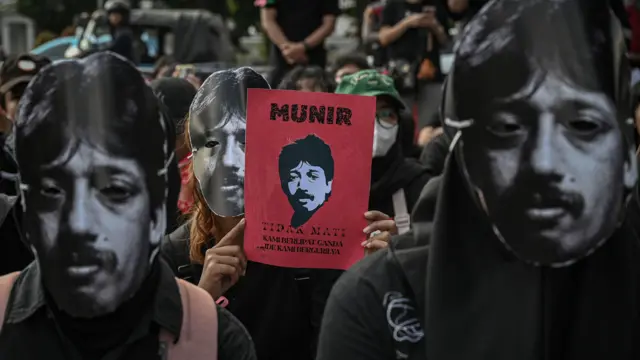 Peserta Aksi Kamisa mengangkat foto Munir (4/9).