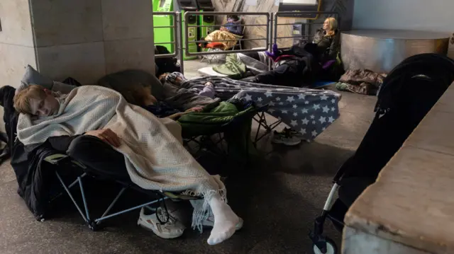 Во время ночной тревоги некоторые жители Киева спали в метро