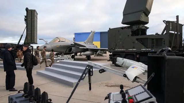 Винищувач Rafale, безпілотники і боєприпаси на авіабазі Віллакубле, куди має прибути Володимир Зеленський