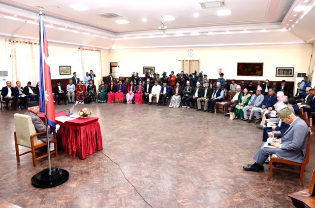 प्रधानमन्त्री ओली नारायणगढ–बुटवल सडकखण्ड निर्माणको काम रोकिएको विषयमा सम्बन्धित जनप्रतिनिधिसँग छलफल गर्दै 