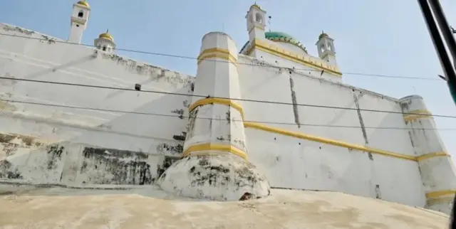 মামলাকারীদের দাবি ওই মসজিদে একসময় হিন্দু মন্দির ছিল।