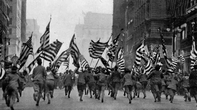 أشخاص في شوارع نيويورك يلوحون بأعلام بلادهم، بعد إعلان الحرب، أبريل/نيسان 1917