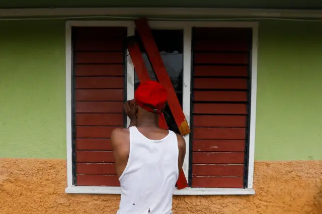 Jamaicano reforzando su ventana
