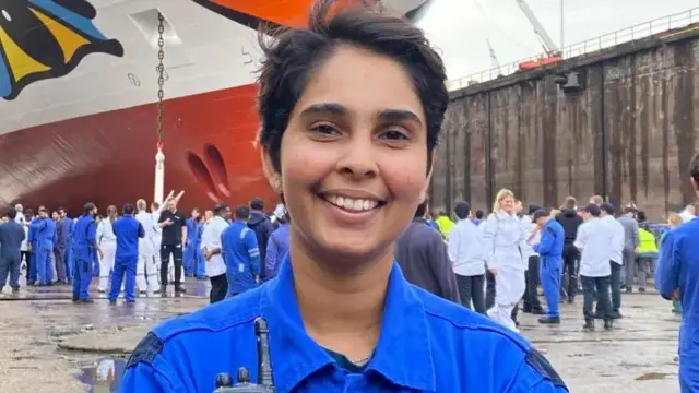 ඇය මගී ප්‍රවාහන නෞකාවක සේවය වෙනුවෙන් ‘ශ්‍රී ලංකාවෙන් සුදුසුකම් ලැබූ පළමු නාවික කත’ බව ජාත්‍යන්තර කම්කරු සංවිධානය පවසයි.