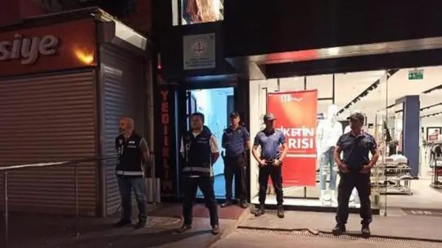 Yediiklim Yayınevi'nde aramja yapan polisler