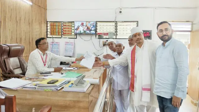 महाविकास आघाडीचे उमेदवार रोहित पवार यांनी अर्ज दाखल केला 