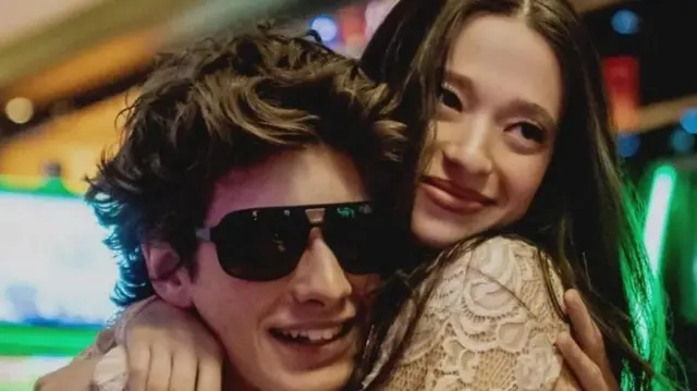 अँगालोमा बेरिएका युवायुवती