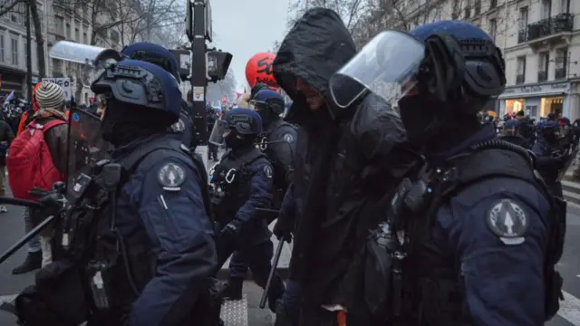 بازداشت معترض