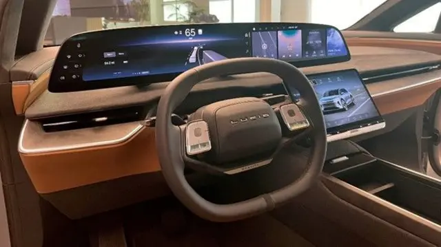 یک نمایشگر ۳۴ اینچی روبروی راننده است