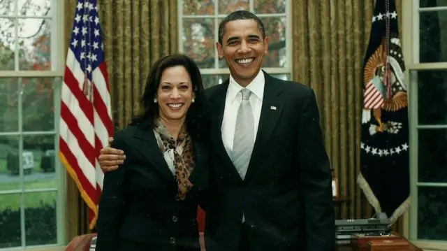 Harris e Obama sorrindo no Salão Oval 