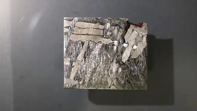 ตัวอย่างของอุกกาบาตหายากชนิดพัลลาไซต์ (pallasite meteorite) ซึ่งถูกค้นพบที่รัสเซียเมื่อปี 1967