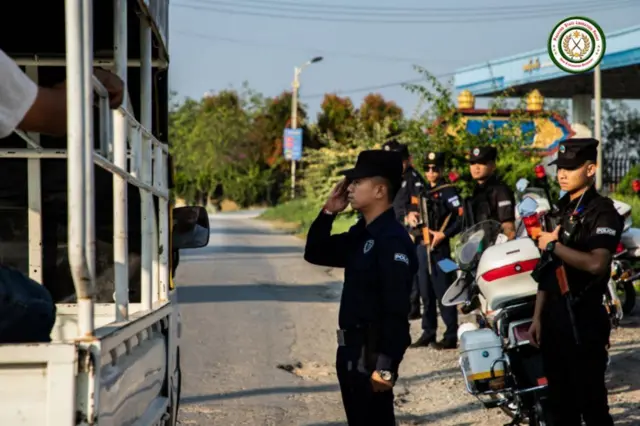 တအာင်းရဲတပ်ဖွဲ့ဝင်တွေကိုတွေ့ရစဉ် 