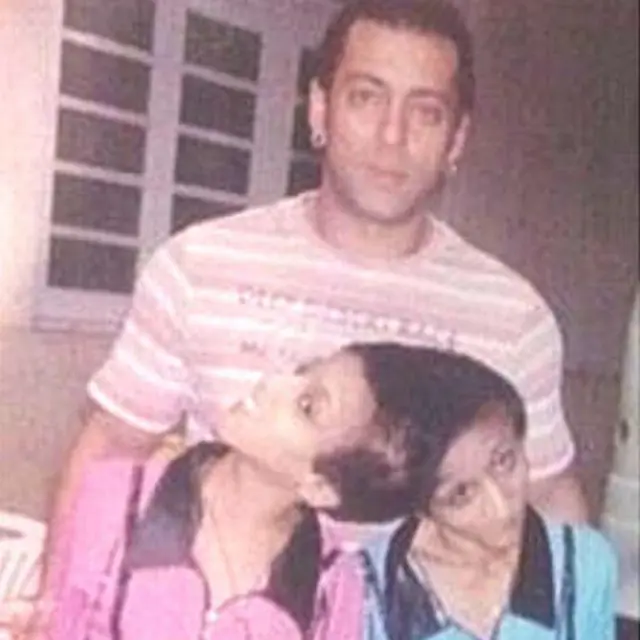 सलमान खानच्या मानलेल्या जुळ्या बहिणी