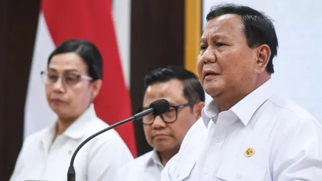 Presiden Prabowo Subianto (kanan) didampingi Menko Pemberdayaan Masyarakat Muhaimin Iskandar (tengah) dan Menteri Keuangan Sri Mulyani (kiri) memberikan pengumuman usai memimpin rapat terbatas terkait upah minimum 2025 di Kantor Presiden, Jakarta, Jumat (29/11/2024). Presiden Prabowo Subianto mengumumkan kenaikan rata-rata upah minimum nasional sebesar 6,5 persen untuk tahun 2025.