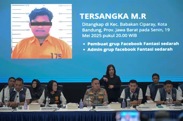 Direktur Tindak Pidana Siber Bareskrim Polri Brigjen Pol. Himawan Bayu Aji (kedua kanan) memberikan keterangan saat konferensi pers ungkap kasus asusila dan pornografi di Bareskrim Mabes Polri, Jakarta, Rabu (21/5/2025).