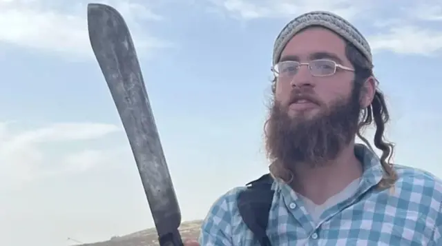 मीर सिमचा, वेस्ट बैंक में एक इसराइली बस्ती के बाहर धारदार हथियार हुए.