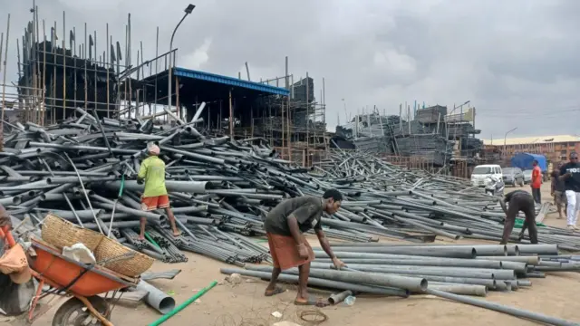 Ndị mmadụ na-akpakọlata akụrụngwa eji arụ ọrụ mmiri