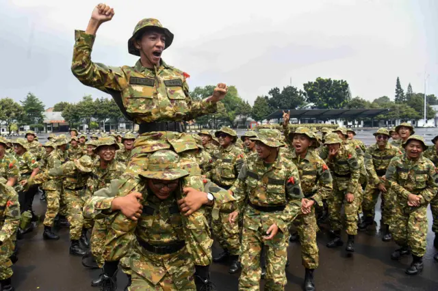 Sejumlah peserta program Sarjana Penggerak Pembangunan Indonesia (SPPI) meneriakkan yel-yel saat mengikuti Pelatihan Dasar Kemiliteran (Latsarmil) calon manajer Koperasi Desa Merah Putih (KDMP) di Brigif 1 Marinir Cilandak, Jakarta, Kamis (25/6/2026). Sebanyak 674 peserta mengikuti latsarmil untuk membangun karakter integritas, loyalitas, kedisiplinan, kekompakan, dan empati yang dibutuhkan dalam menjalankan tugas sebagai manajer KDMP.