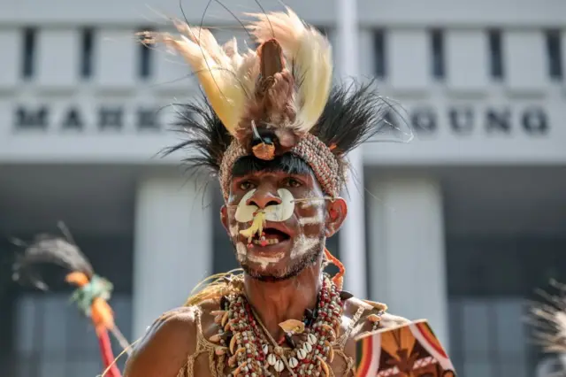 Perwakilan Suku Awyu berunjuk rasa di depan kantor Mahkamah Agung di Jakarta, pada Mei 2024 silam.