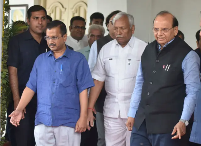 केजरीवाल , विनय कुमार सक्सेना