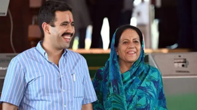 মা প্রতিভা সিংয়ের সঙ্গে বিক্রমাদিত্য সিং। 