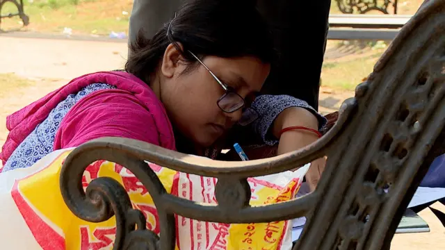 আক্ষরিক অর্থে পথেই বসেছেন শিক্ষক-শিক্ষিকারা