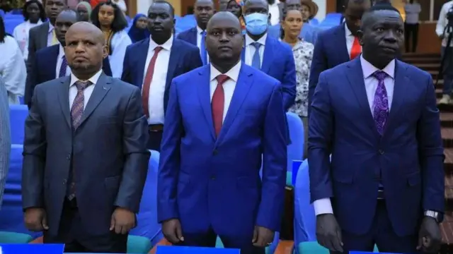 የቤኒሻንጉል ጉሙዝ ክልል ርዕሰ መስተዳደር (ከመሃል)፣ ምክትል ርዕሰ መስተዳደር (ቀኝ) እና የብልጽግና ጽህፈት ቤት ኃላፊ ከግራ ምክር ቤቱ የሕገ መንግሥት ማሻሻያ ባደረገበት ስብሰባ ወቅት