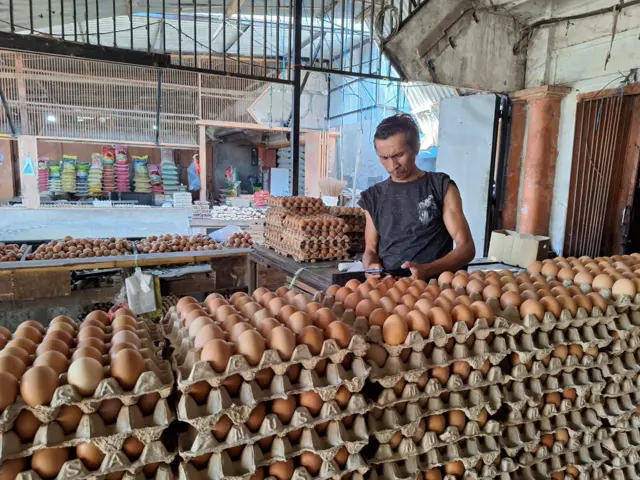 Pedagang telur di Makassar