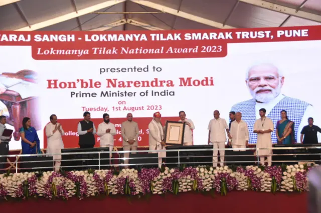 शरद पवार आणि नरेंद्र मोदी 