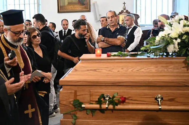 رجال الدين والمعزين، بمن فيهم عمات زياد الرحباني من جهة الأم والأب، يقفون حول نعشه  في كنيسة رقاد السيدة العذراء للروم الأرثوذكس في المحيدسة بكفيا في جبل لبنان. في الصورة يظهر النعش وعليه ورد وشمعة مضاءة.