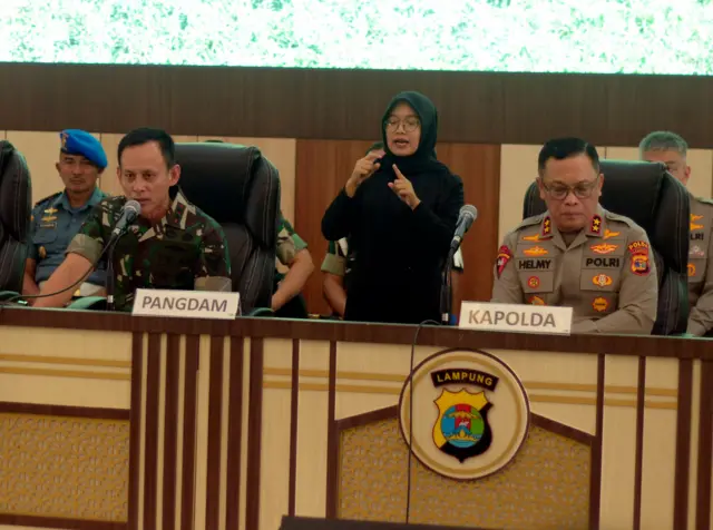 Panglima Kodam II/Sriwijaya Mayjen Ujang Darwis (kiri) bersama Kapolda Lampung Irjen Pol Helmy Santika (kanan) memberikan keterangan terkait kasus penembakan tiga anggota Polri di Kabupaten Way Kanan, Lampung, Rabu (19/3/2025).