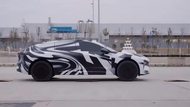 نیو برای نمایش فنربندی نرم ماشین با گیلاس‌های شرابی که روی هم چیده شده بود در مسیری پر دست‌انداز حرکت کرد