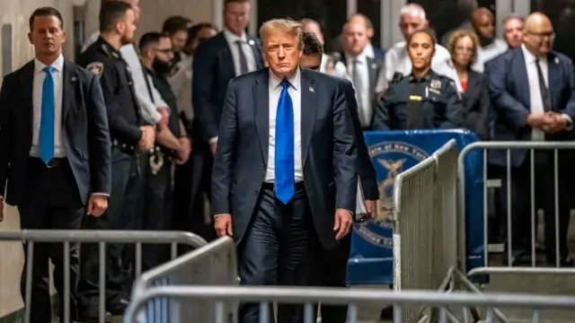 তার বিরুদ্ধে ব্যবসায়িক নথি জাল করার অভিযোগ থাকলেও মি. ট্রাম্প তা অস্বীকার করেছেন।