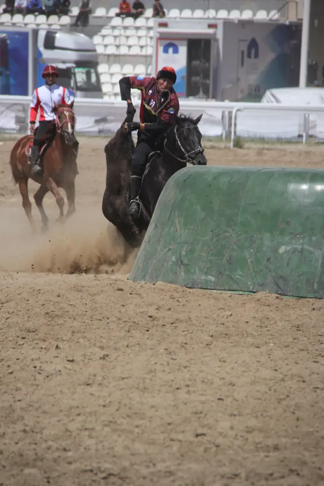 Манас Ниязов Кулундусу менен көлдөгү оюнда