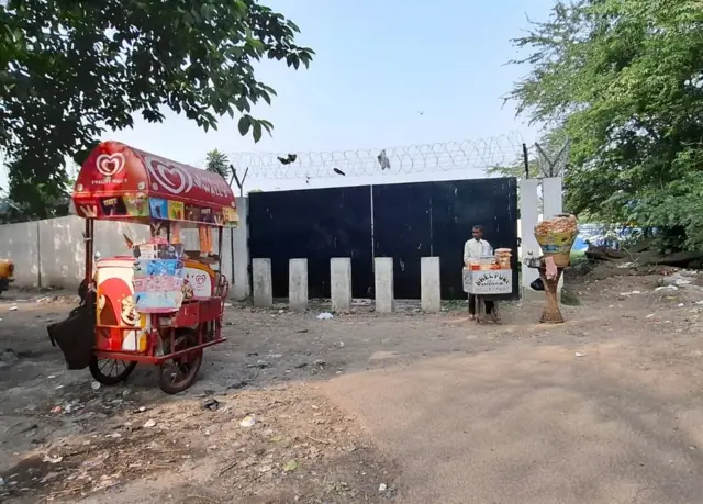 এখন গেট দিয়ে ঘেরা অংশে বছর তিনেক আগেও পশু বাজার বসত