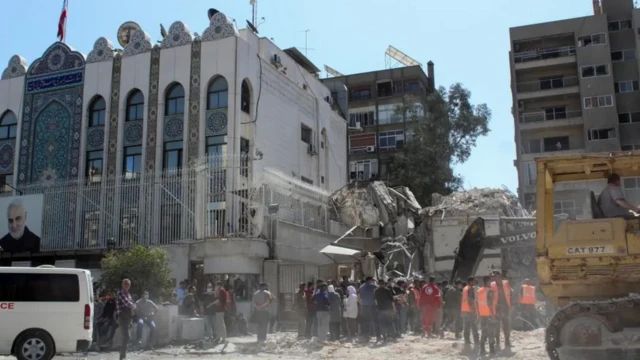 Edifício iraniano após ser atacado