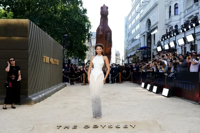 Zendaya galaya katılırken.