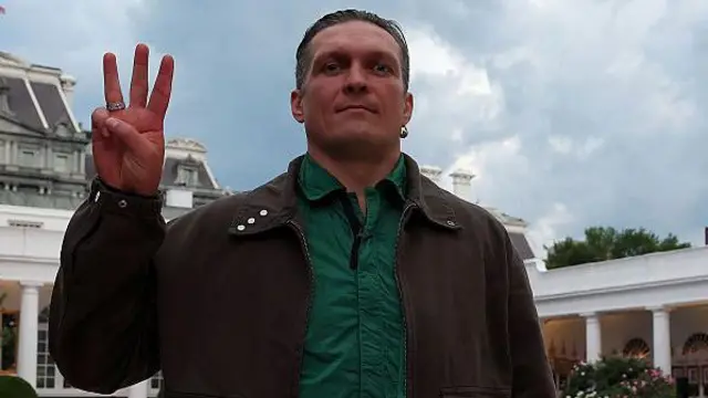 Усик піднімає вгору три пальці