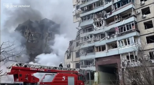Shaqaalaha gurmadka oo ku howlan samatabixinta dadki weerarkaasi ka badbaaday