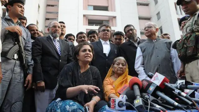 জাকিয়া জাফরিকে পাশে নিয়ে একটি সাংবাদিক সম্মেলনে তিস্তা সেতালভাদ। ২০১৩