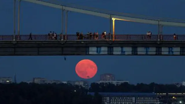 Pun mesec iznad Kijeva u Ukrajini 